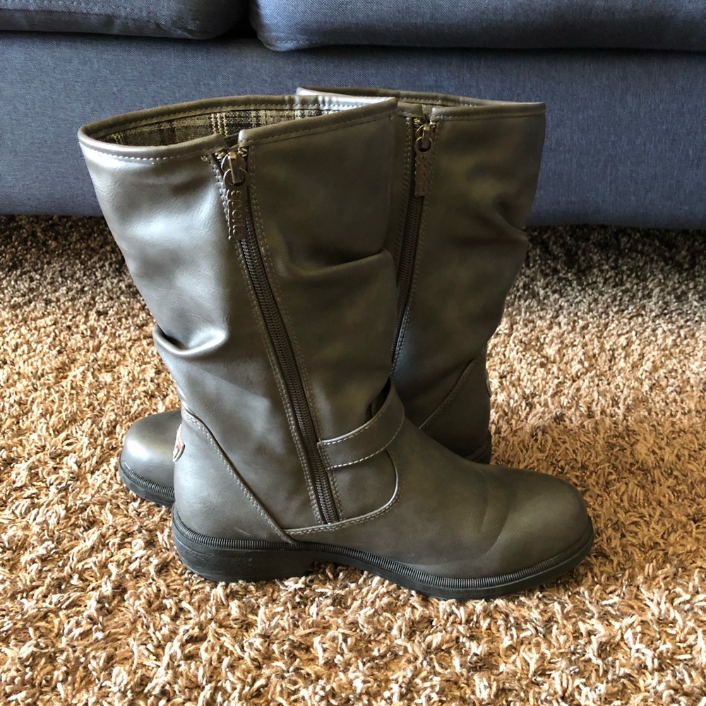 Women boots. Size 8.